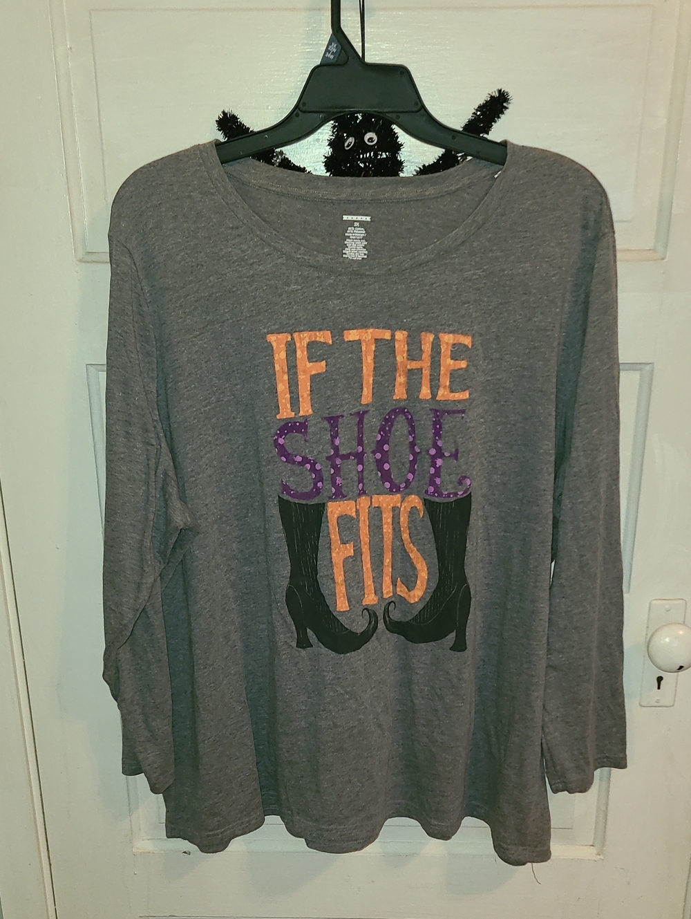 Kohl's Gray Long Sleeve Tee with Orange & Purple Graphic